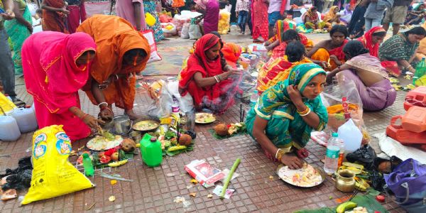 सिंह संक्रांति पर गंगा घाटों पर उमड़ी श्रद्धालुओं की भीड़, महिलाओं ने लगाई आस्था की डुबकी