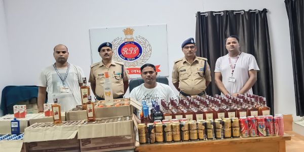 छपरा जंक्शन पर आरपीएफ और सीआईबी की संयुक्त कार्रवाई में 1.30 लाख रुपये की अवैध अंग्रेजी शराब बरामद