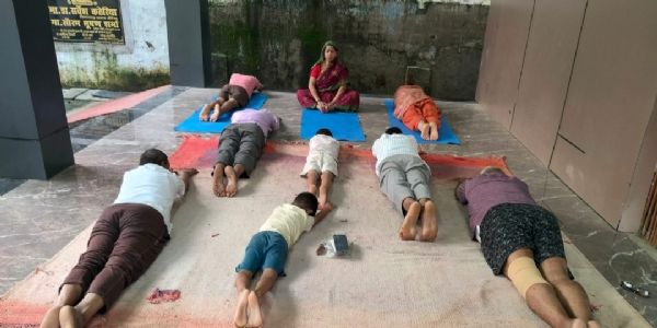 स्वस्थ रहने के लिए नियमित योगाभ्यास, संतुलित आहार और अनुशासित दिनचर्या जरूरी