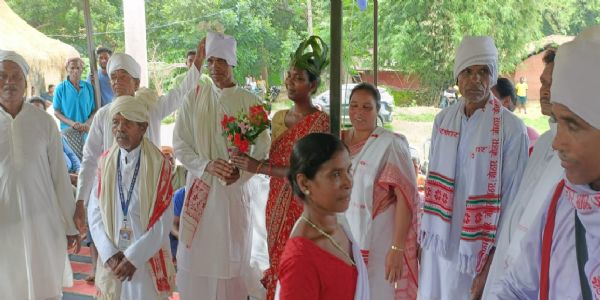 पारंपरिक रीति-रिवाज के साथ नवनिर्वाचित ग्राम प्रधान पौलुस तोपनो का हुआ शपथ ग्रहण