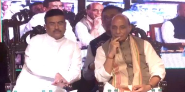 गार्डेनरीच शिपबिल्डर्स में युद्धपोत निर्माण नई परियोजनाओं का भूमिपूजन में राजनाथ सिंह और मुख्यमंत्री शुभेंदु अधिकारी गार्डेनरीच शिपबिल्डर्स में युद्धपोत निर्माण नई परियोजनाओं का भूमिपूजन में राजनाथ सिंह और मुख्यमंत्री शुभेंदु अधिकारी