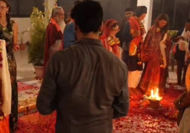 हिंदू वैदिक परम्परा से सात फेरे लेते हुए विदेशी जोड़े हिंदू वैदिक परम्परा से सात फेरे लेते हुए विदेशी जोड़े