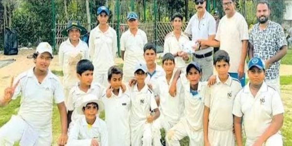 शौर्य को मैन ऑफ द मैच का पुरस्कार देते क्रिकेट कोच बदरुद्दीन सिद्दीकी।