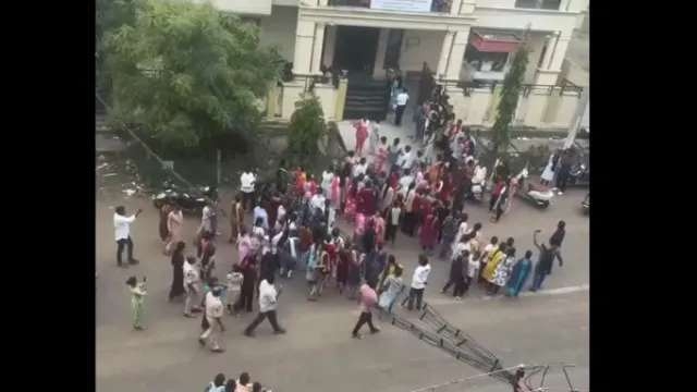 काकीनाडा के नर्सिंग कॉलेज में झड़प काकीनाडा के नर्सिंग कॉलेज में झड़प