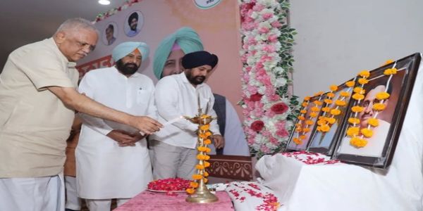 श्रद्धा के फूल भेंट करते हुए भाजपा के राष्ट्रीय महासचिव (संगठन) बी.एल. संतोष श्रद्धा के फूल भेंट करते हुए भाजपा के राष्ट्रीय महासचिव (संगठन) बी.एल. संतोष