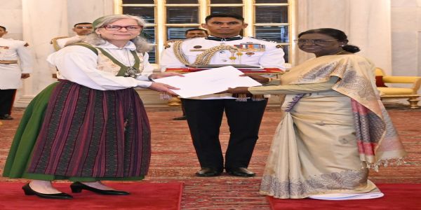 स्वीडन की राजदूत पेट्रा मेनेंडर सोमवार को राष्ट्रपति द्रौपदी मुर्मू को अपना परिचय पत्र सौंपते हुए स्वीडन की राजदूत पेट्रा मेनेंडर सोमवार को राष्ट्रपति द्रौपदी मुर्मू को अपना परिचय पत्र सौंपते हुए