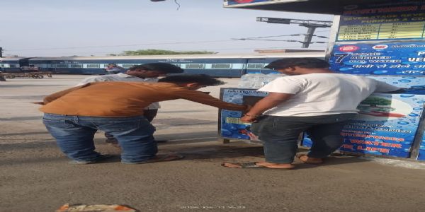 रेलवे स्टेशन पर लगे वाटर कूलर से पानी लेते यात्री (फाइल फोटो) रेलवे स्टेशन पर लगे वाटर कूलर से पानी लेते यात्री (फाइल फोटो)