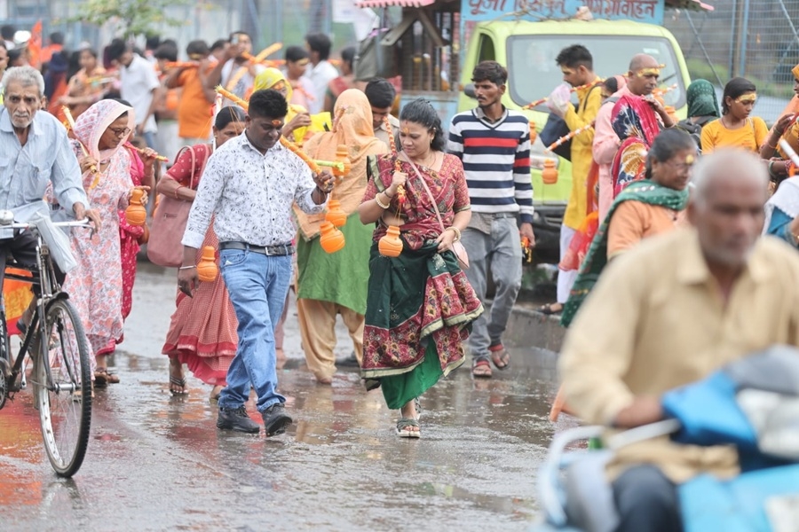 कुबेरेश्वरधाम पर अंतिम सोमवार को कावड़ लेकर पहुंचे श्रद्धालु कुबेरेश्वरधाम पर अंतिम सोमवार को कावड़ लेकर पहुंचे श्रद्धालु