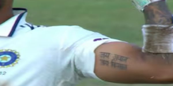 ध्रुव जुरेल अपना बाईसेप दिखाते हुए