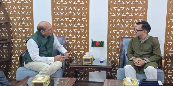 बांग्लादेश में भारत के उच्चायुक्त दिनेश त्रिवेदी और वाणिज्य मंत्री खांडकर अब्दुल मुक्तादिर बातचीत करते बांग्लादेश में भारत के उच्चायुक्त दिनेश त्रिवेदी और वाणिज्य मंत्री खांडकर अब्दुल मुक्तादिर बातचीत करते