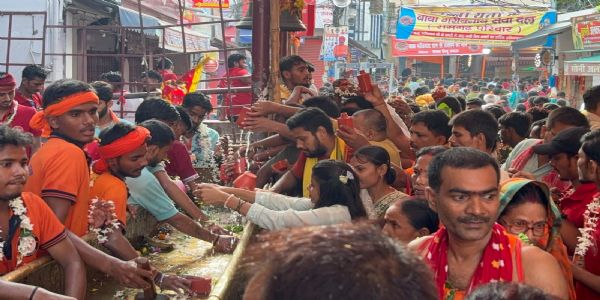 करघा के माध्यम से जलाभिषेक करते श्रद्धालुगण करघा के माध्यम से जलाभिषेक करते श्रद्धालुगण