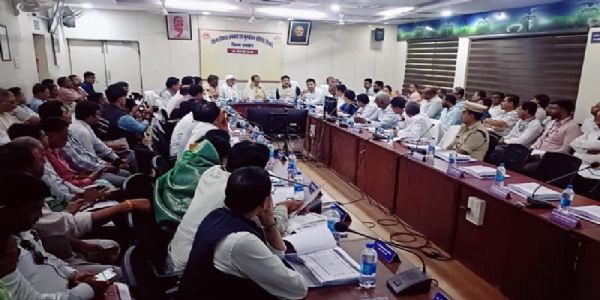 रायसेन में दिशा समिति की बैठक में योजनाओं की समीक्षा करते हुए केन्द्रीय मंत्री चौहान रायसेन में दिशा समिति की बैठक में योजनाओं की समीक्षा करते हुए केन्द्रीय मंत्री चौहान