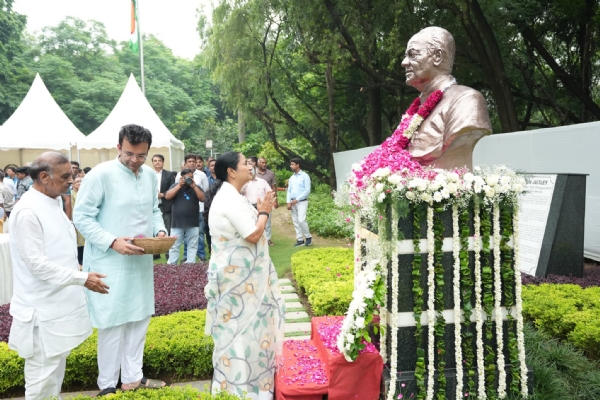 दिल्ली की मुख्यमंत्री रेखा गुप्ता सोमवार श्रद्धेय अरुण जेटली जी की 7वीं पुण्यतिथि पर अरुण जेटली पार्क में उनकी प्रतिमा पर श्रद्धासुमन अर्पित करते हुए दिल्ली की मुख्यमंत्री रेखा गुप्ता सोमवार श्रद्धेय अरुण जेटली जी की 7वीं पुण्यतिथि पर अरुण जेटली पार्क में उनकी प्रतिमा पर श्रद्धासुमन अर्पित करते हुए