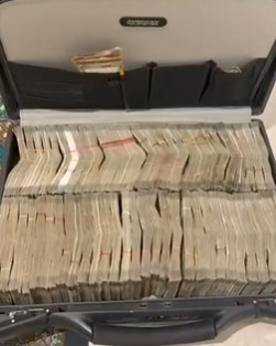 ईडी की छापेमारी में मुजफ्फरनगर और गाजियाबाद से 1.1 करोड़ रुपये नकद, डिजिटल उपकरण और दस्तावेज बरामद। ईडी की छापेमारी में मुजफ्फरनगर और गाजियाबाद से 1.1 करोड़ रुपये नकद, डिजिटल उपकरण और दस्तावेज बरामद।
