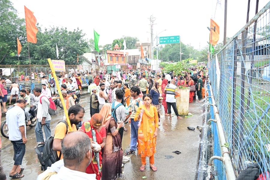 कुबेरेश्वरधाम पर अंतिम सोमवार को कावड़ लेकर पहुंचे श्रद्धालु कुबेरेश्वरधाम पर अंतिम सोमवार को कावड़ लेकर पहुंचे श्रद्धालु