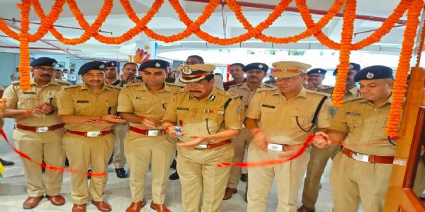 नए कलेवर में एसएसपी कार्यालय, धनबाद थाना में हरित वाटिका का उद्घाटन