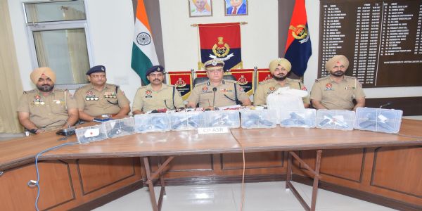 अमृतसर में नौ पिस्तौल, 6 किलो हेरोइन बरामद, एक नाबालिग सहित पांच व्यक्ति पकड़े गए