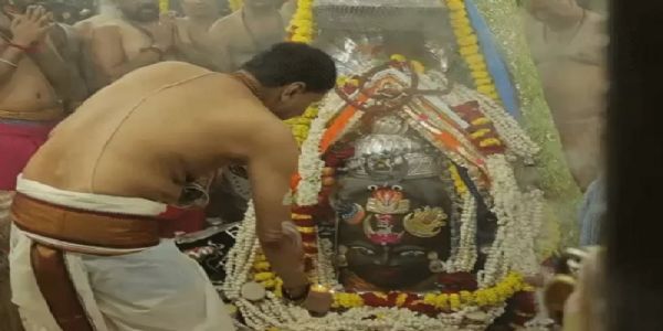 भस्म आरती में बाबा महाकाल का हुआ दिव्य शृंगार, शाम को चार स्वरूपों में देंगे भक्तों को दर्शन