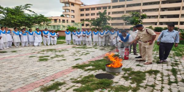 डीएलएड के प्रशिक्षुओं को दिया अग्नि सुरक्षा का प्रशिक्षण