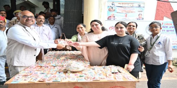 बाल गृह की बेटियों के हुनर से सजा रक्षाबंधन, हाथों से तैयार कीं राखियां : जिलाधिकारी