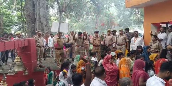 शिव मंदिरों में उमड़ी श्रद्धालुओं की भीड़, एसपी ने की पुष्पवर्षा।