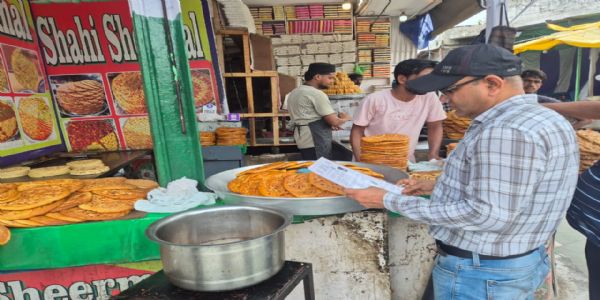 खाद्य सुरक्षा विभाग की कार्रवाई, बर्गर किंग से तेल-दूध के नमूने लिए