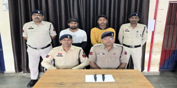 धारदार हथियार लहराकर लोगों को डराने वाले दो आरोपित गिरफ्तार