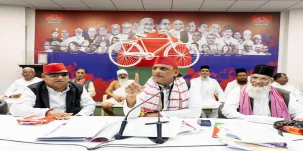 भाजपा महंगाई, बेरोजगारी और जनसमस्याओं के मुद्दों को पीछे कर जनता को उलझाना चाहती है : अखिलेश यादव महंगाई, बेरोजगारी और जनसमस्याओं के मुद्दों को पीछे कर जनता को उलझा रही : अखिलेश यादव