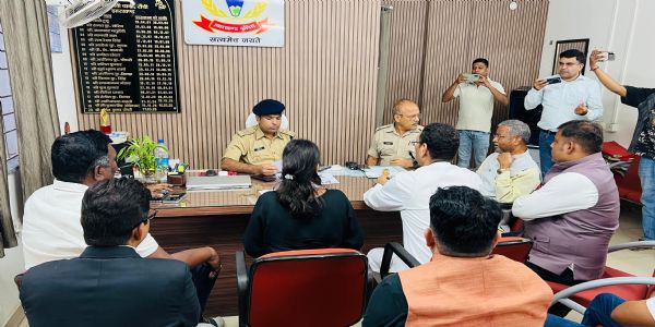 छात्रा के साथ मामला दर्ज कराने कोतवाली थाना पहुंचे नेता प्रतिपक्ष व अन्य भाजपा नेता