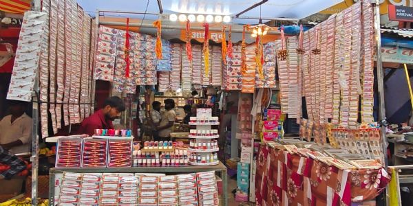 रक्षाबंधन को लेकर बाजारों में बढ़ी रौनक, रंग-बिरंगी राखियों से सजी दुकानें
