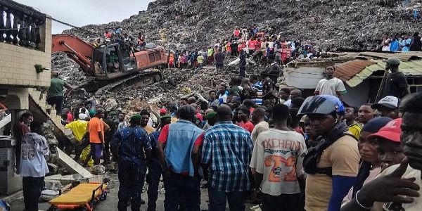 गिनी में लैंडफिल हादसे के दाैरान जारी बचाव कार्य गिनी में लैंडफिल हादसे के दाैरान जारी बचाव कार्य