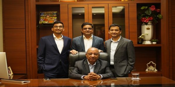 कंपनी के आईपीओ की लॉन्चिंग पर कंपनी के अधिकारी कंपनी के आईपीओ की लॉन्चिंग पर कंपनी के अधिकारी