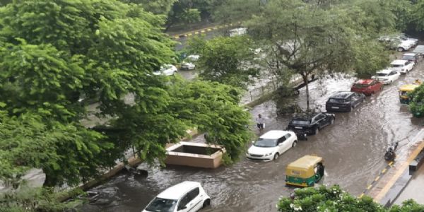 दिल्ली के आजादपुर मेट्रो स्टेशन के बाहर भारी बारिश के कारण जलभराव की स्थिति उत्पन्न। दिल्ली के आजादपुर मेट्रो स्टेशन के बाहर भारी बारिश के कारण जलभराव की स्थिति उत्पन्न।