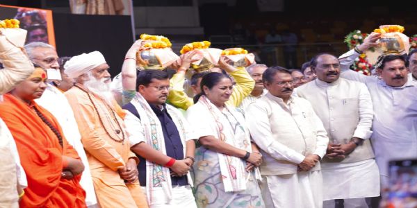 तालकटोरा स्टेडियम में ‘समरसता संकल्प अभियान एवं पावन माटी कलश वितरण’ कार्यक्रम में भाजपा के राष्ट्रीय अध्यक्ष नितिन नवीन और मुख्यमंत्री रेखा गुप्ता तालकटोरा स्टेडियम में ‘समरसता संकल्प अभियान एवं पावन माटी कलश वितरण’ कार्यक्रम में भाजपा के राष्ट्रीय अध्यक्ष नितिन नवीन और मुख्यमंत्री रेखा गुप्ता