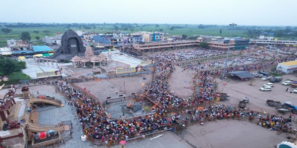 कुबेरेश्वरधाम पर अंतिम सोमवार को लाखों श्रद्धालुओं ने किए दर्शन कुबेरेश्वरधाम पर अंतिम सोमवार को लाखों श्रद्धालुओं ने किए दर्शन