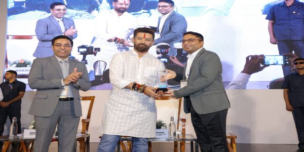 चिराग पासवान उद्योग विभाग के निदेशक अमन समीर को सममान देते चिराग पासवान उद्योग विभाग के निदेशक अमन समीर को सममान देते