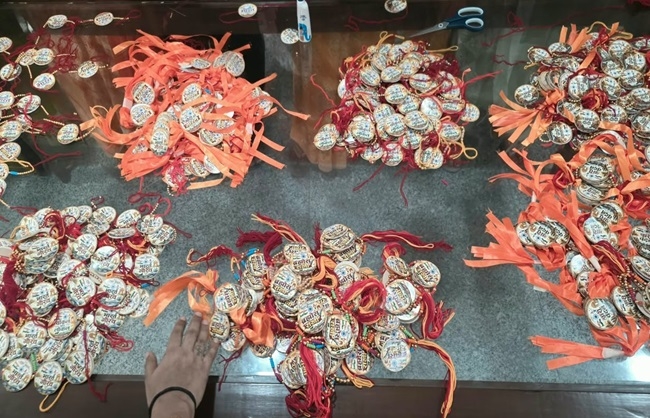कारीगरों द्वारा तैयार विशेष थीम आधारित राखियों को प्रदर्शित करते खंडेलवाल कारीगरों द्वारा तैयार विशेष थीम आधारित राखियों को प्रदर्शित करते खंडेलवाल