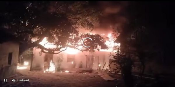 लखीमपुर के जेल रोड पर धू-धू कर जला पाइप से लदा ट्रक