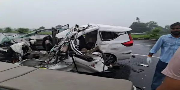 आगर मालवा में फोरलेन पर भीषण हादसा, तेज रफ्तार कार ट्रक में घुसी, मां-बेटी की मौत, तीन घायल