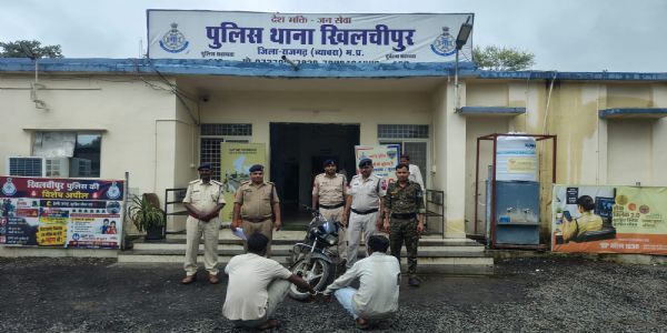 राजगढ़ःखेतों से चंदन के पेड़ काटकर चोरी करने वाले दो आरोपित गिरफ्तार, नकदी व बाइक जब्त