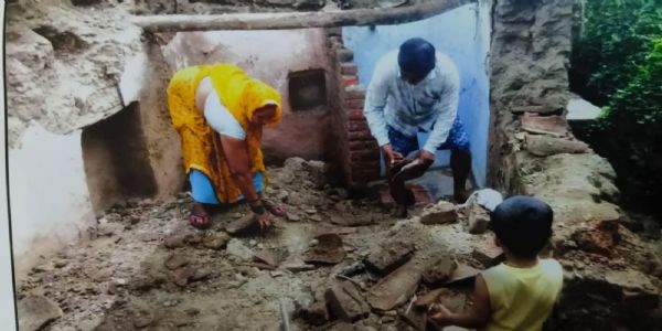 बारिश से चार कच्चे मकान ढहे, गृहस्थी का सामान मलबे में दबा