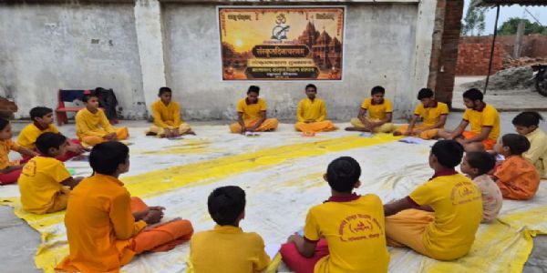 गीता-स्वाध्याय के साथ गूंजा मम स्थाने संस्कृतम् का उद्घोष