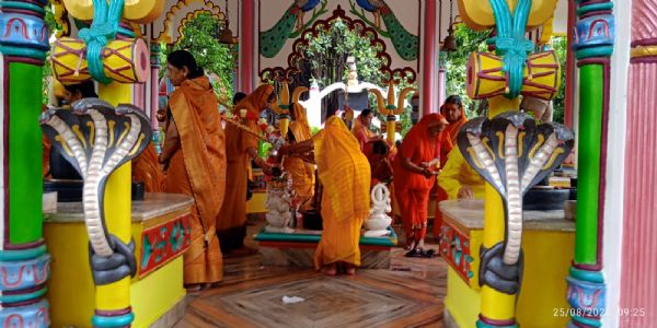 रामकुंड धाम से निकली महिलाओं की पवित्र कांवड़ यात्रा, गूंजा हर-हर महादेव