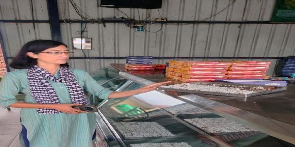 चम्पावत में मिठाई दुकानों की जांच, आठ किलो खराब मिठाई नष्ट कराई