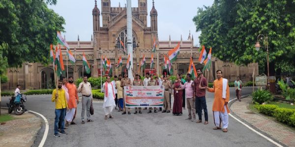 संपूर्णानंद संस्कृत विश्वविद्यालय से निकाली तिरंगा यात्रा,‘भारत माता की जय’ का उद्घोष