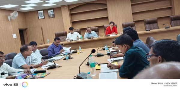 डीएम ने बीईओ और निर्माण समन्वयक के वेतन पर लगाई रोक, 10 दिन में जर्जर भवन ध्वस्त करने के निर्देश