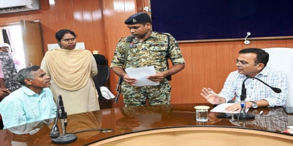 जांजगीर-चांपा : जनदर्शन में 45 आवेदकों ने रखीं अपनी समस्याएं, कलेक्टर ने त्वरित निराकरण के दिए निर्देश