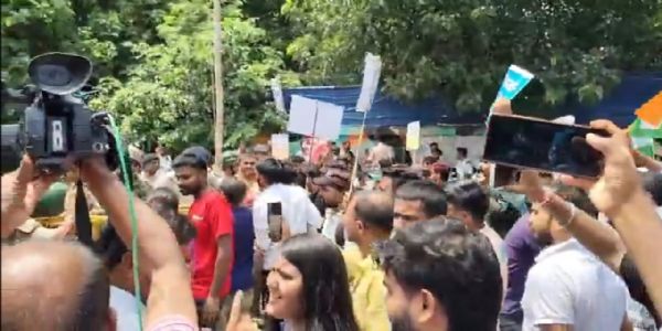 सरकारी भर्तियों की मांग को लेकर पटना में छात्रों का उग्र प्रदर्शन, बैरिकेडिंग तोड़ी, वाटर कैनन से रोका मार्च