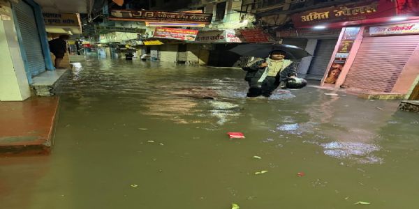 वाराणसी में भारी बारिश से जनजीवन अस्त-व्यस्त, कई इलाकों में जलभराव