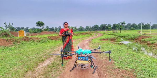 खेतों में ड्रोन से नैनो उर्वरक व कीटनाशक दवाओं का छिड़काव कर आत्मनिर्भर बनीं हेमलता